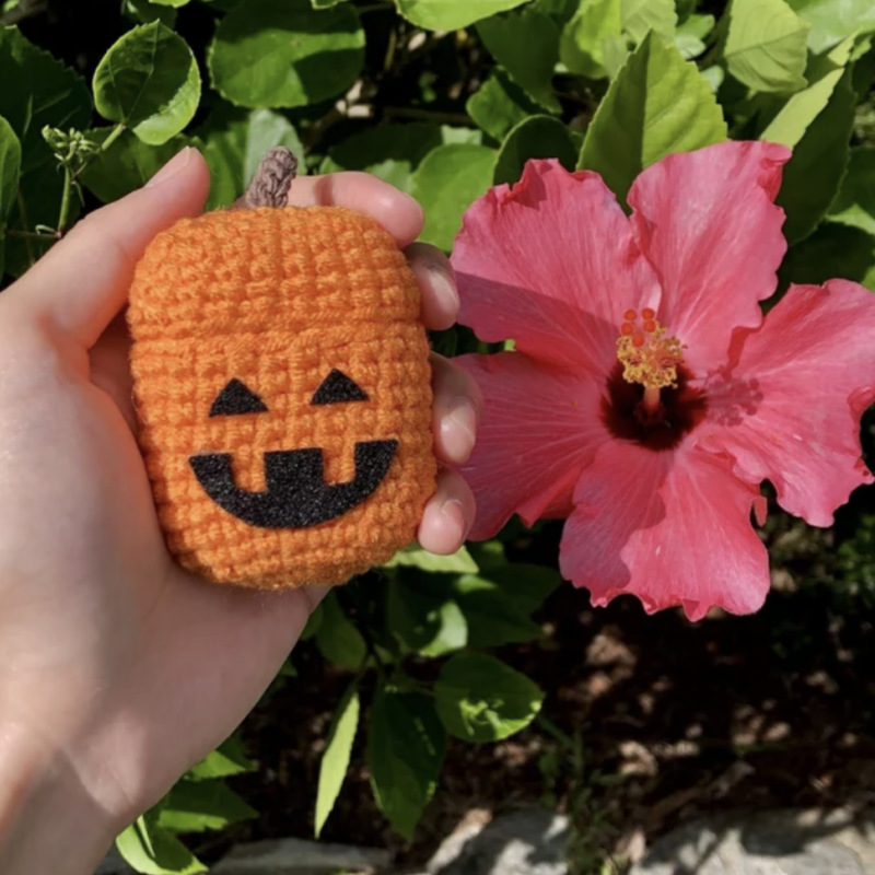 Crochet Muñecos es la creación de juguetes tejidos a mano con la técnica de crochet, utilizando hilo y aguja con gancho.